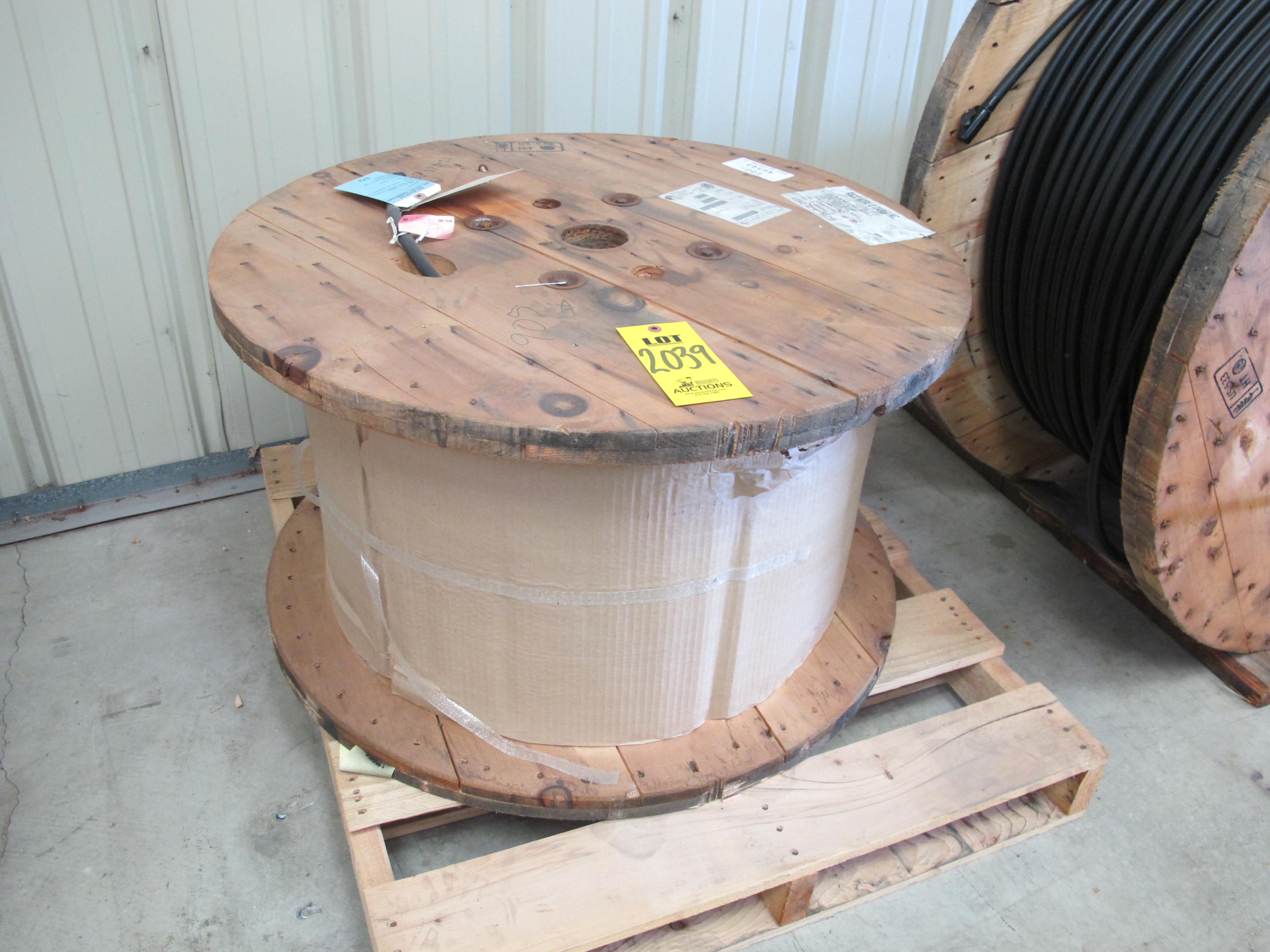 LOT (1598 FT) OF  CABLE, ELECTRICAL TYPE, 2/0 AWG SIZE, 600V RATING, COPPER MATERIAL, 1 CONDUCTOR, POWER KIND. NON-SHIELDED, FLAME RETARDANT ETHYLENE PROPYLENE RUBBER INSULATED BLACK, MARK WITH CABLE CODE H1G (W-44) LOADING & HANDLING FEE $15-